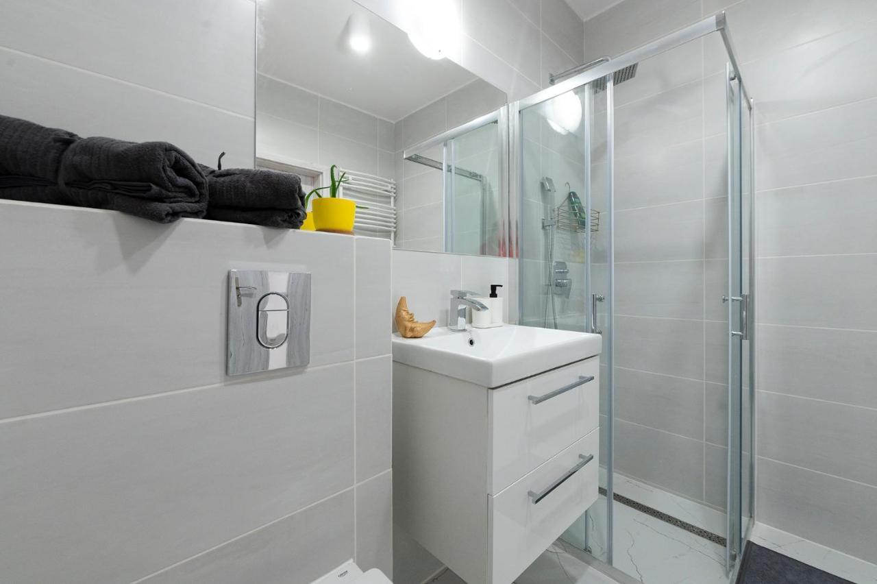 Luxury In City -3- Studio Bright & Secure Free Parking 우치 외부 사진
