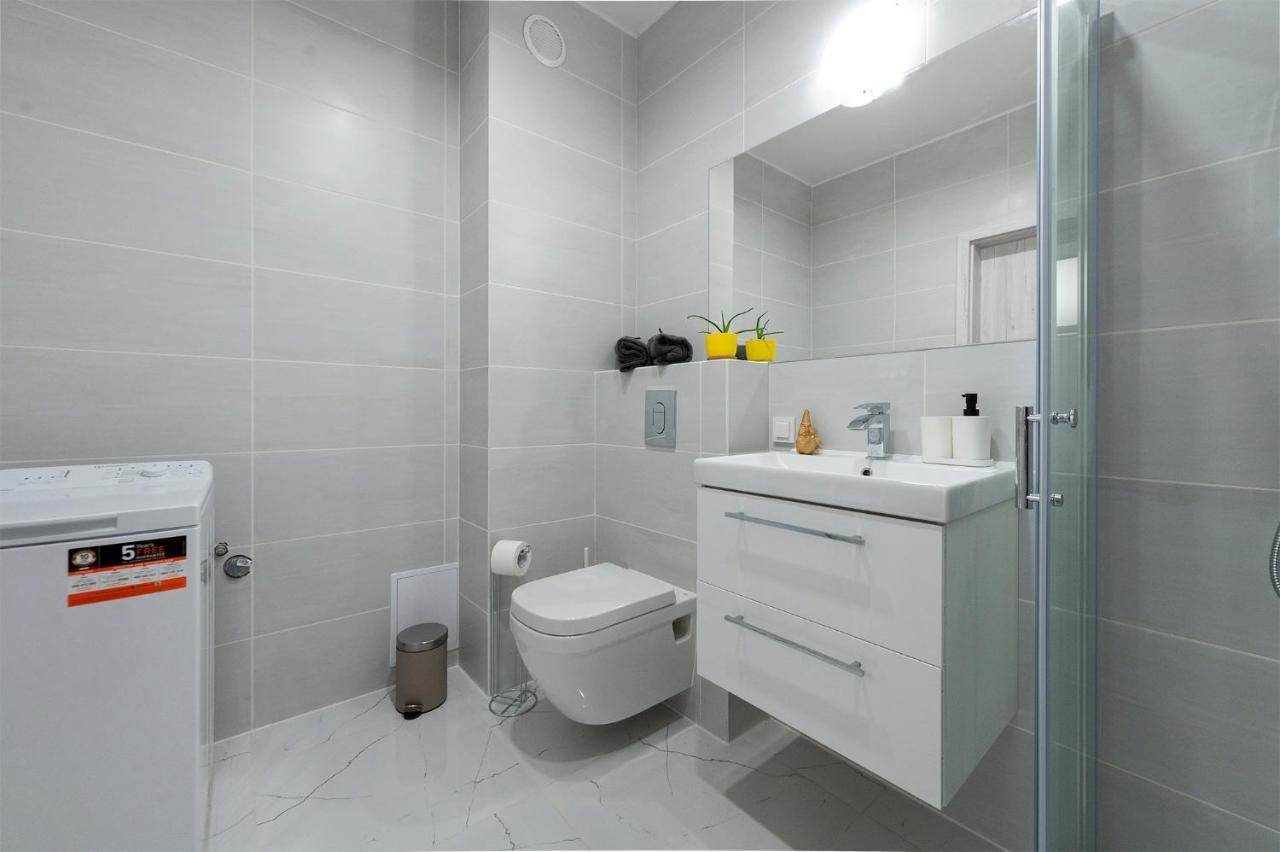 Luxury In City -3- Studio Bright & Secure Free Parking 우치 외부 사진